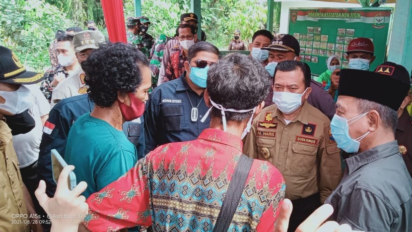 Mashuri saat dampingi Gubernur Al Haris tinjau vaksinasi Covid-19 SAD