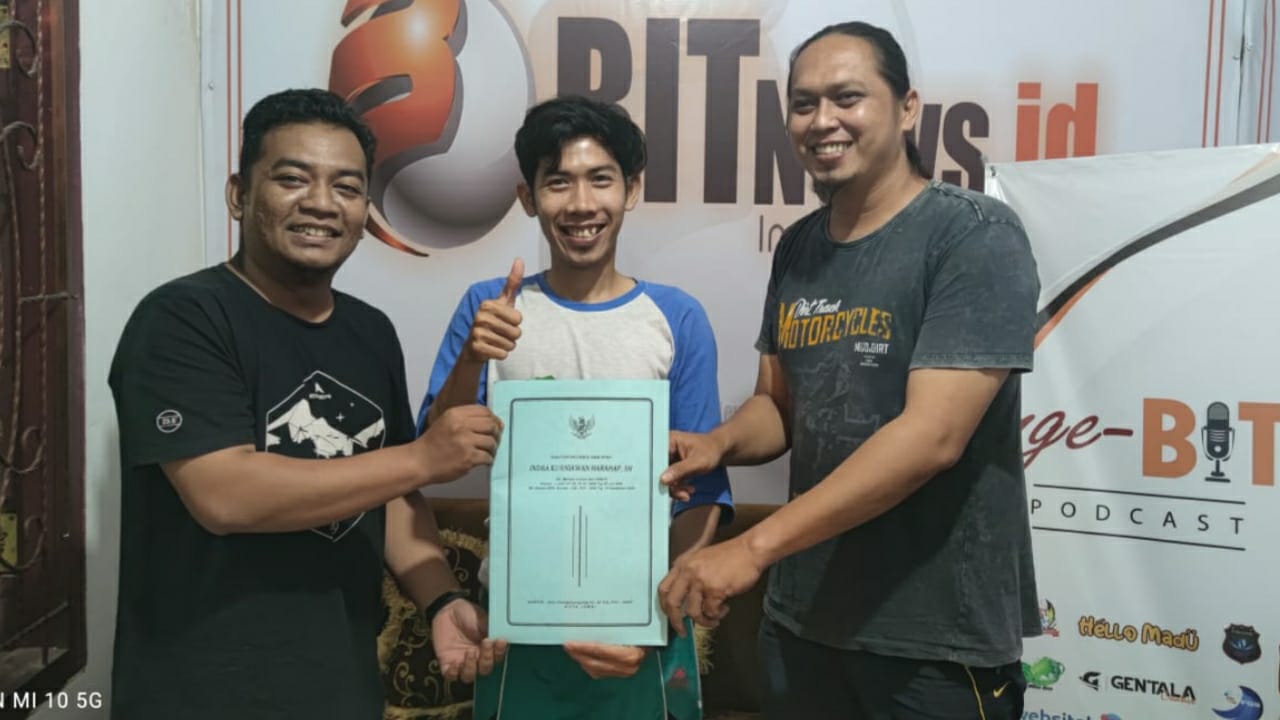Pimpinan perusahaan BITNews.id saat serahkan berkas keanggotaan ke JMSI Jambi