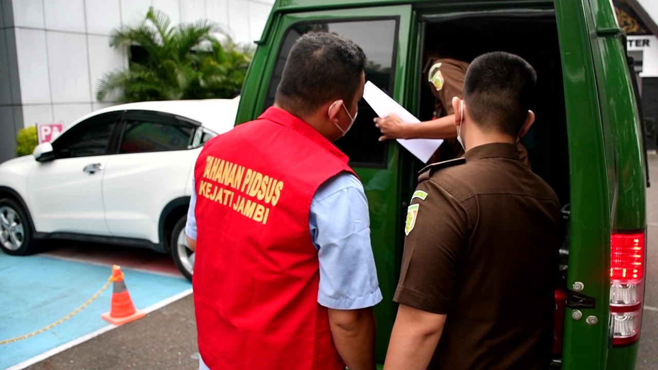 Kejati Jambi saat tahan AL selaku tersangka kasus kredit fiktif