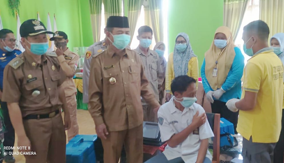 Bupati Mashuri saat pantau vaksinasi Covid-19 di SMK 10 Merangin 