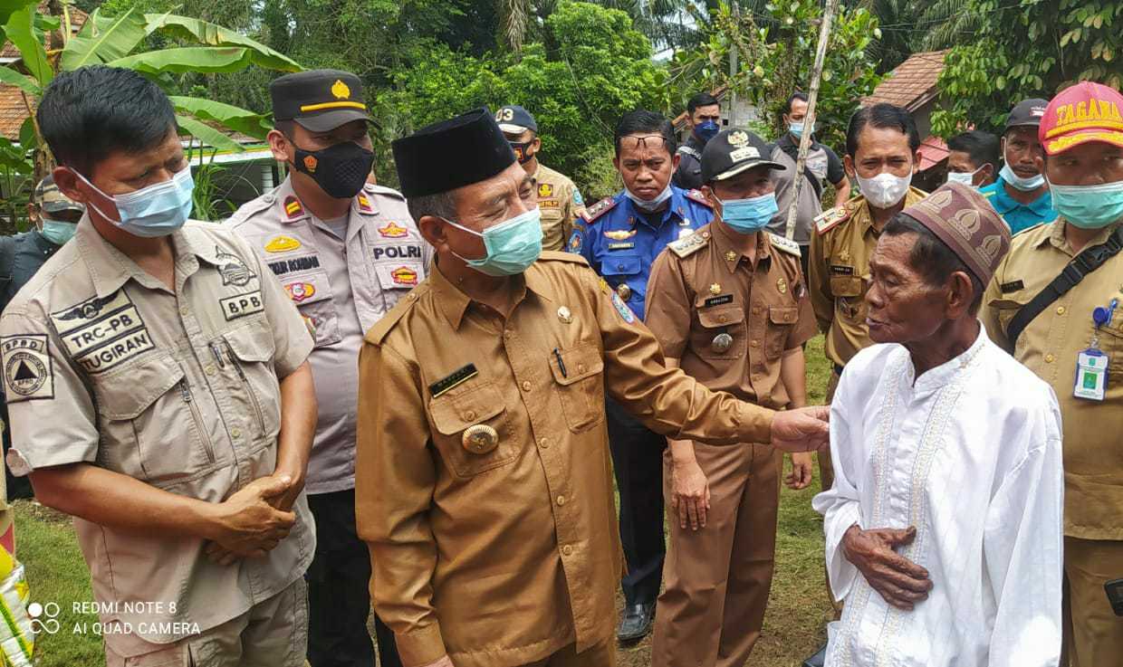 Bupati Mashuri saat santuni korban kebakaran di Sialang