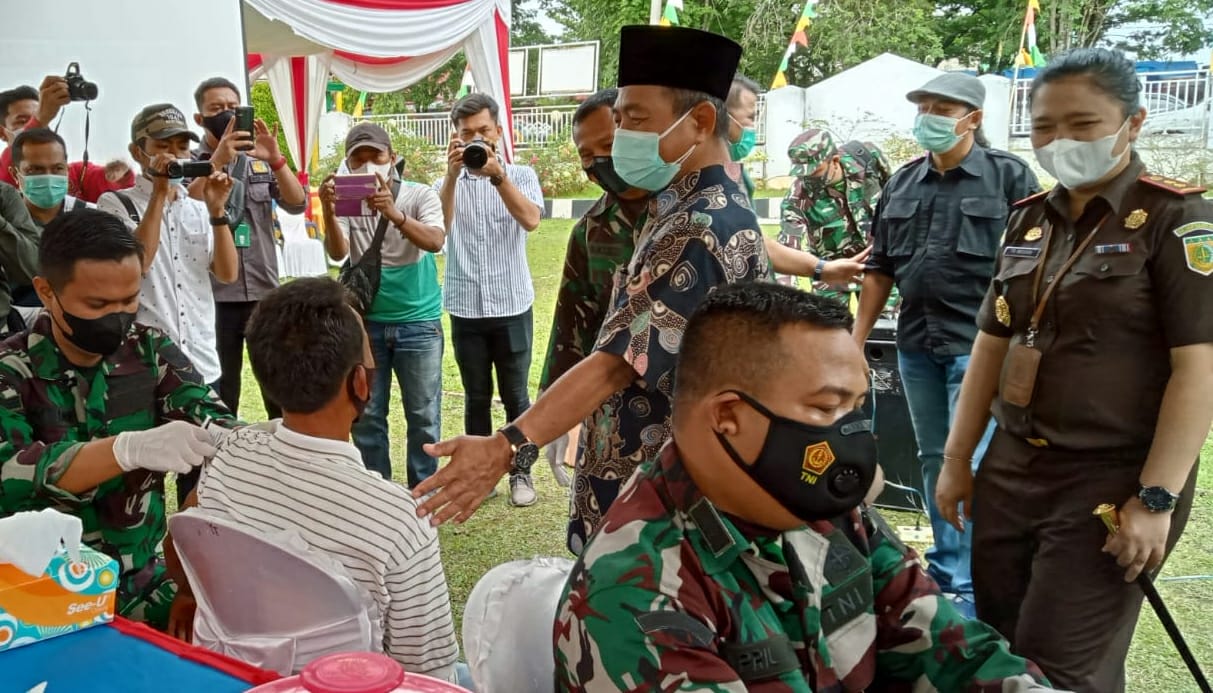 Bupati Mashuri saat pantau vaksinasi Covid-19 di Kejari Merangin