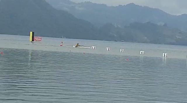 Babak semifinal Canoeing putra, di Teluk Youtefa, Kota Jayapura, Papua