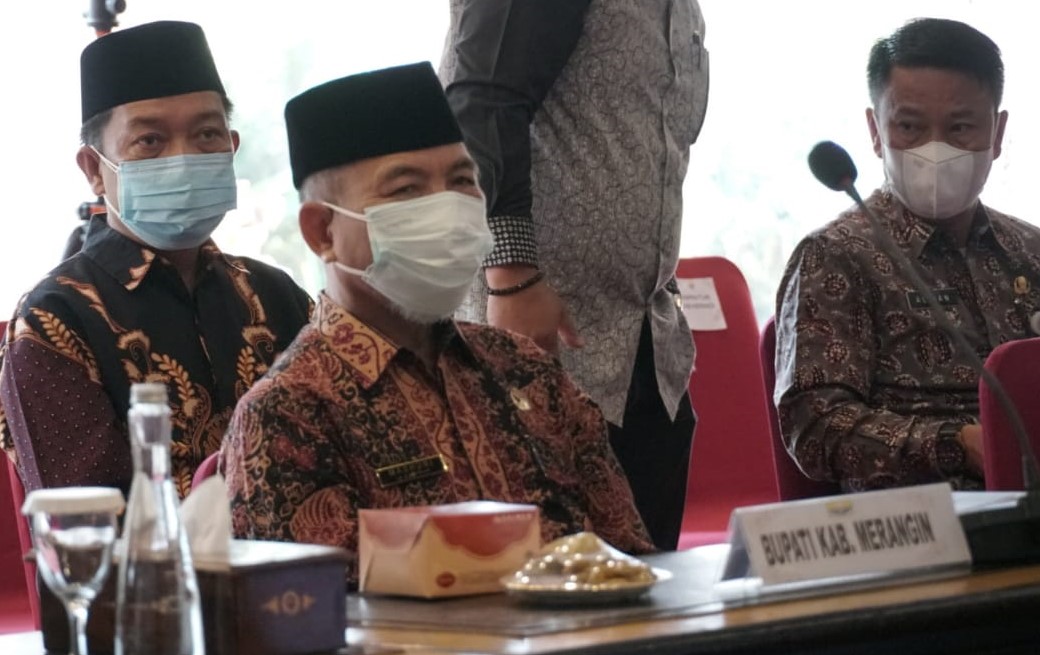Bupati Mashuri saat ikuti rakor pencegahan korupsi dengan KPK