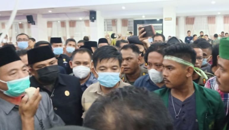 Bupati Mashuri saat temui mahasiswa