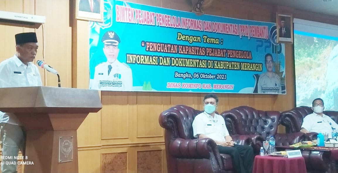 Fajarman saat membuka Bimtek PPID Merangin