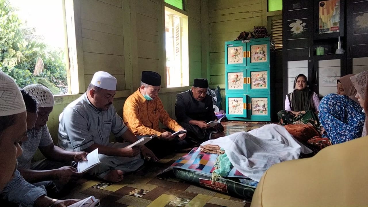 Bupati Mashuri ketika melayat ke rumah warga ķorban diterkam harimau