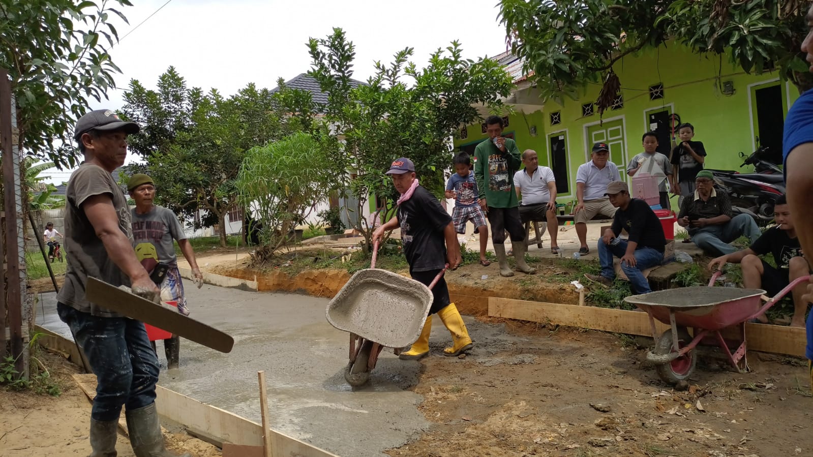 Gotong royong warga RT 41 Kelurahan Simpang III Sipin, Kota Jambi
