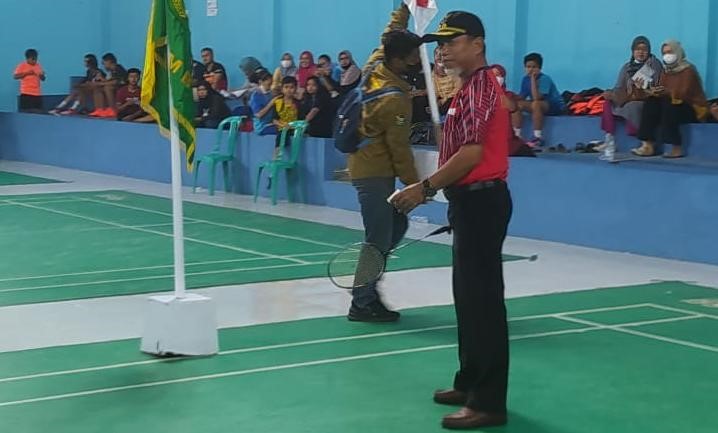 Bupati Mashuri saat kukuhkan pengurus PBSI Merangin