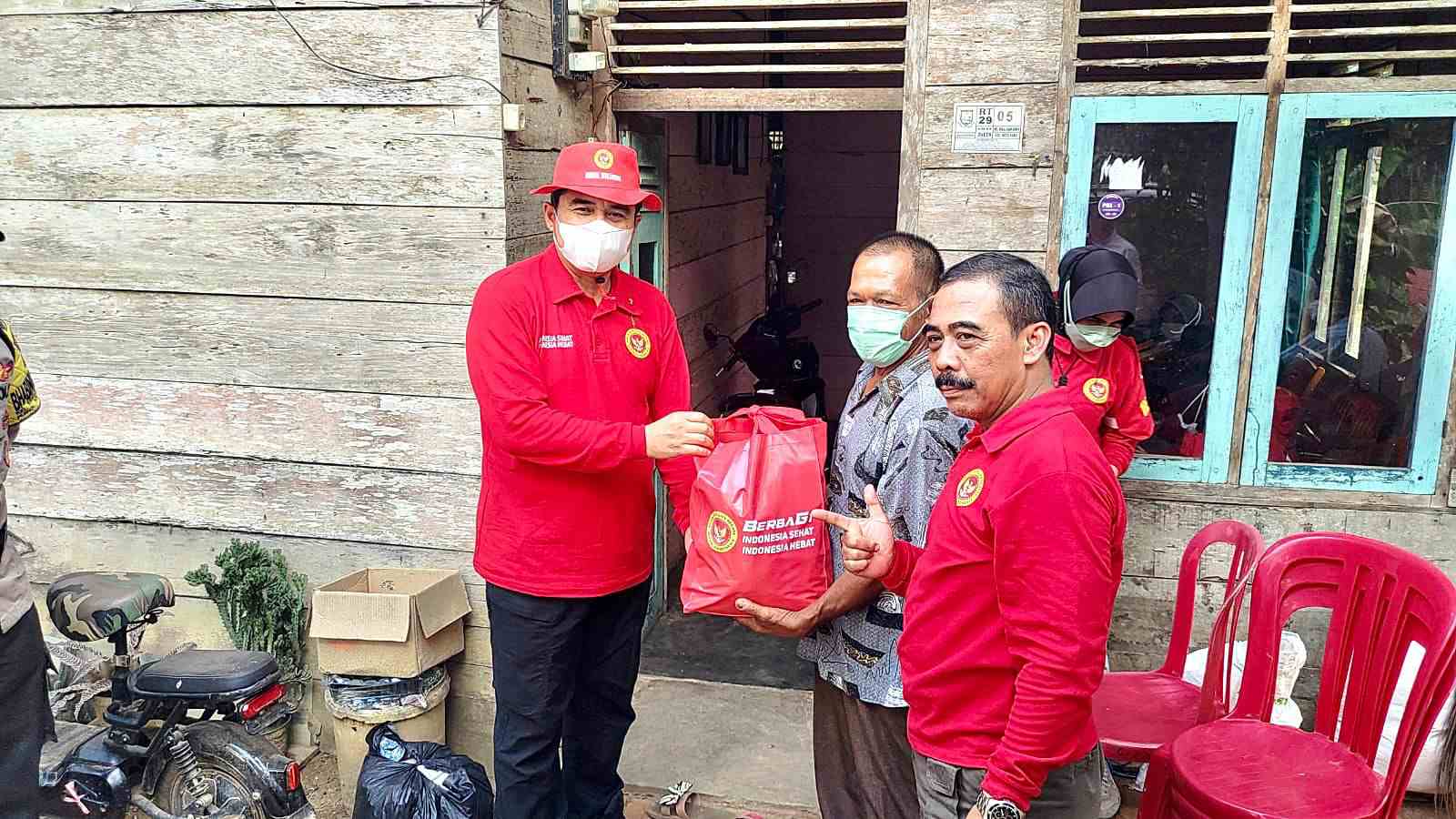 Kabinda Jambi (kiri) didampingi Dir-23 BIN (kanan) saat menyerahkan paket sembako kepada warga RT 29