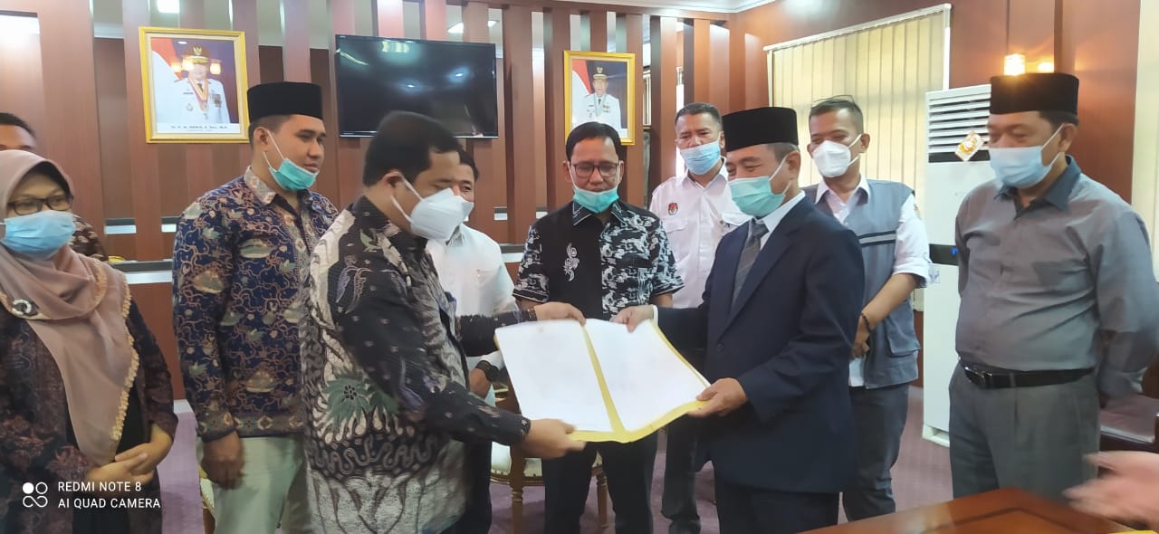 Bupati Mashuri saat hibahkan tanah dan bangunan ke KPU Merangin