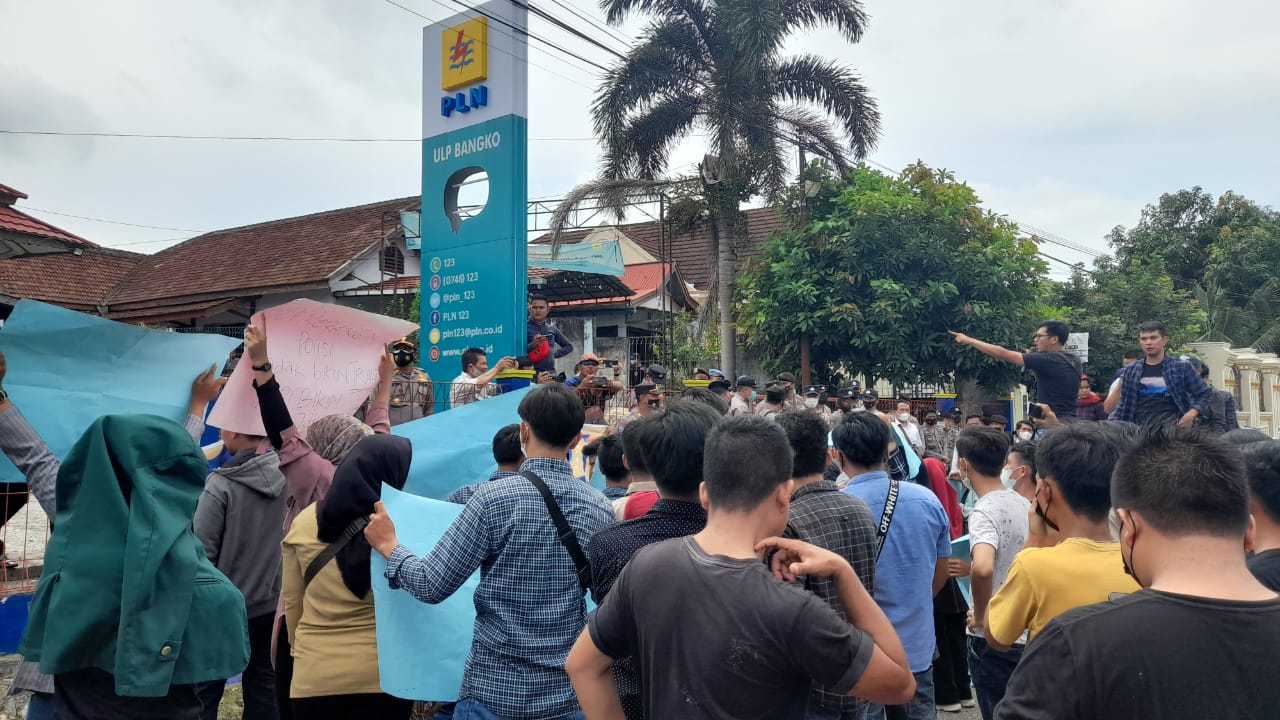 Warga Luhak XVI saat demo di PLN Rayon Bangko