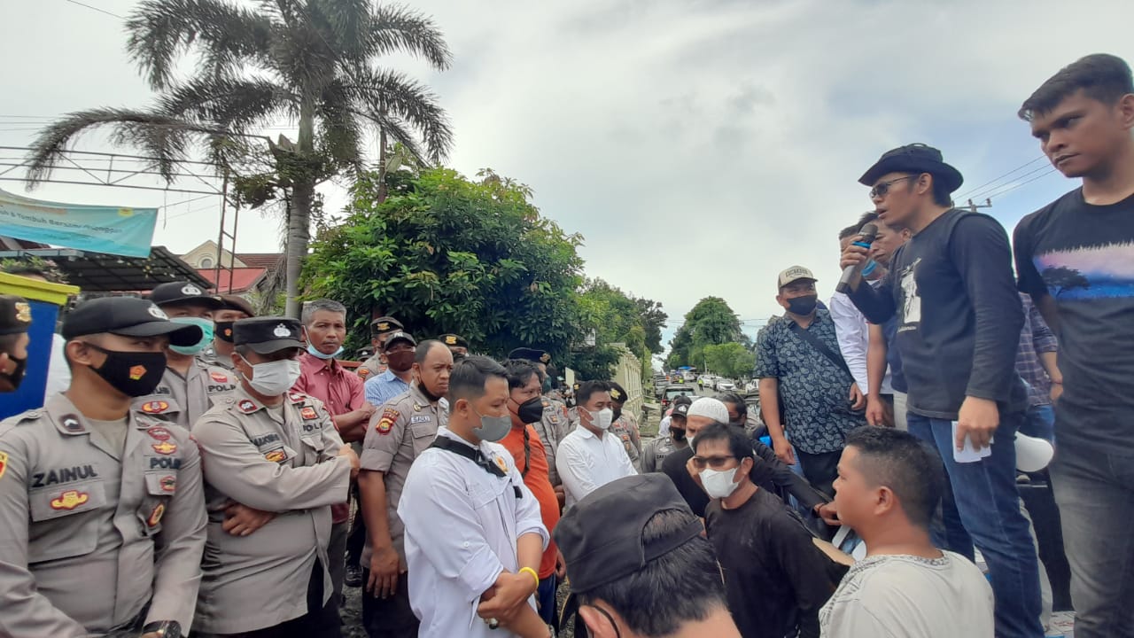 Aksi demo warga Luhak 16 ke PLN Rayon Bangko