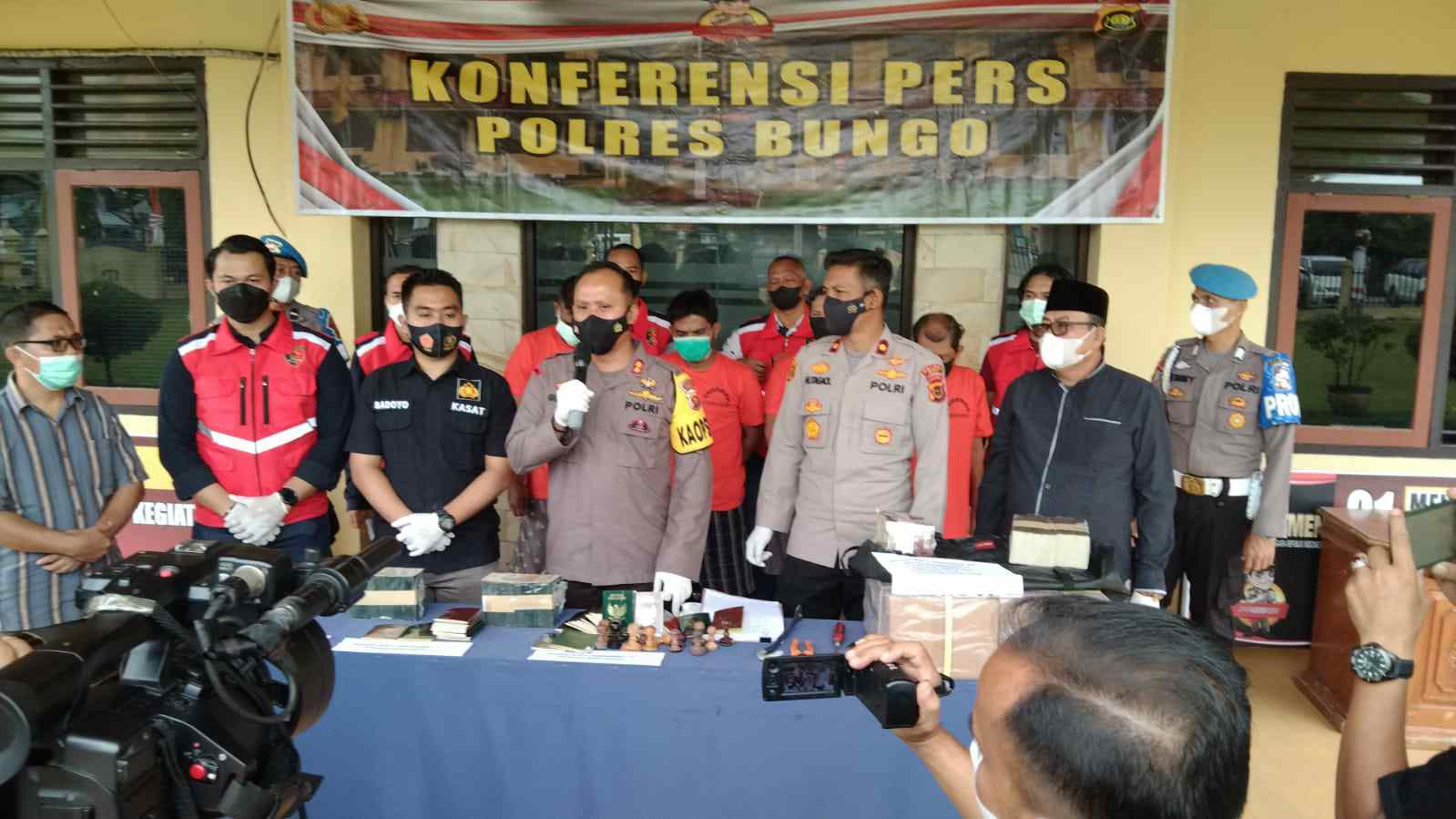 Polres Bungo saat jumpa pers penangkapan pelaku dan penadah buku nikah hasil curian di Kemenag Bungo