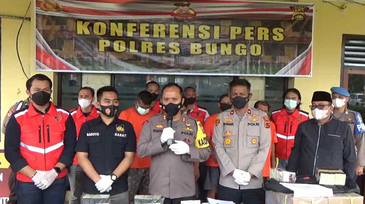 Kapolres Bungo, AKBP Guntur Saputro saat konferensi pers penangkapan pelaku pencuri buku nikah