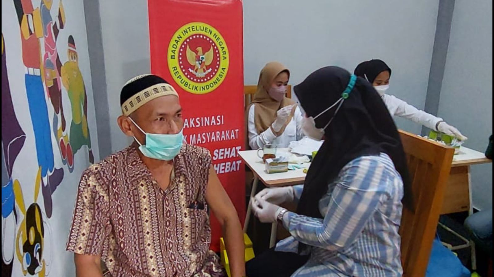 Warga Desa Persiapan Air Merah, Sungai Gelam saat Vaksinasi Covid-19 oleh BIN Daerah Jambi