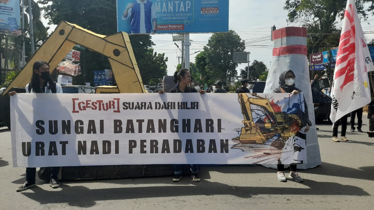 Aksi GESTUR Jambi di peringatan Hari Pohon Sedunia