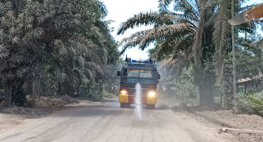 Mobil water cannon Polres Muaro Jambi saat siram debu di jalur II batu bara 