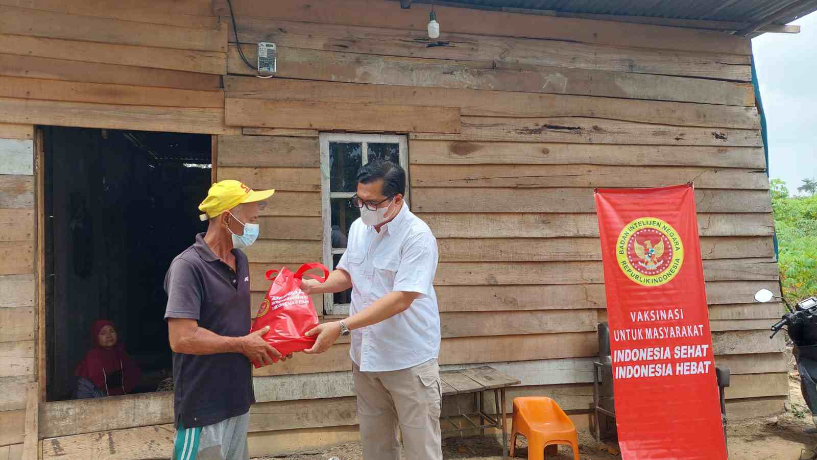 Kabinda Jambi, Brigjen Pol. Irawan David Syah saat serahkan bingkisan ke warga