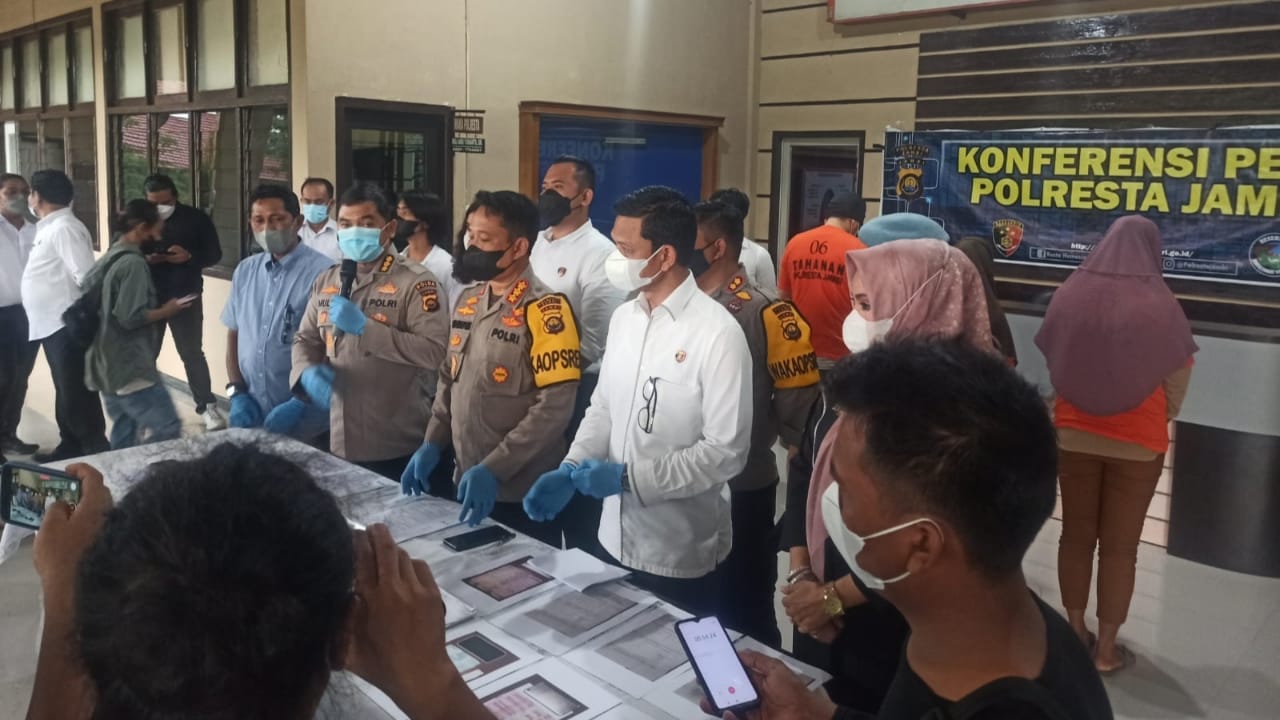 Kabid Humas Polda Jambi dan Kaporesta Jambi saat berikan keterangan ke media