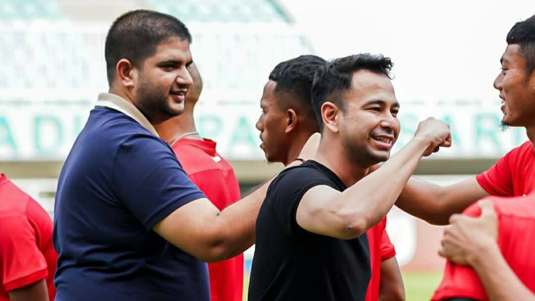 Raffi Ahmad dan pemain RANS Cilegon