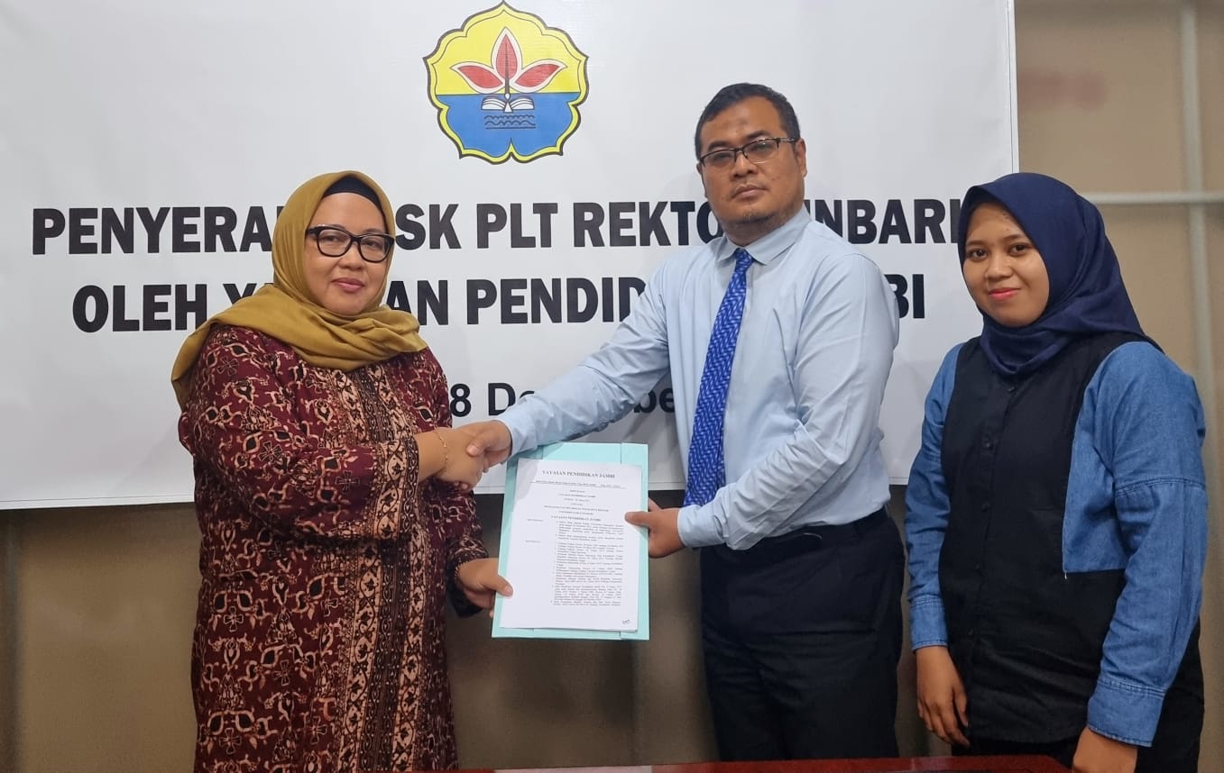 Camelia saat serahkan SK penetapan Yunan Surono sebagai Plt Rektor Universitas Batanghari