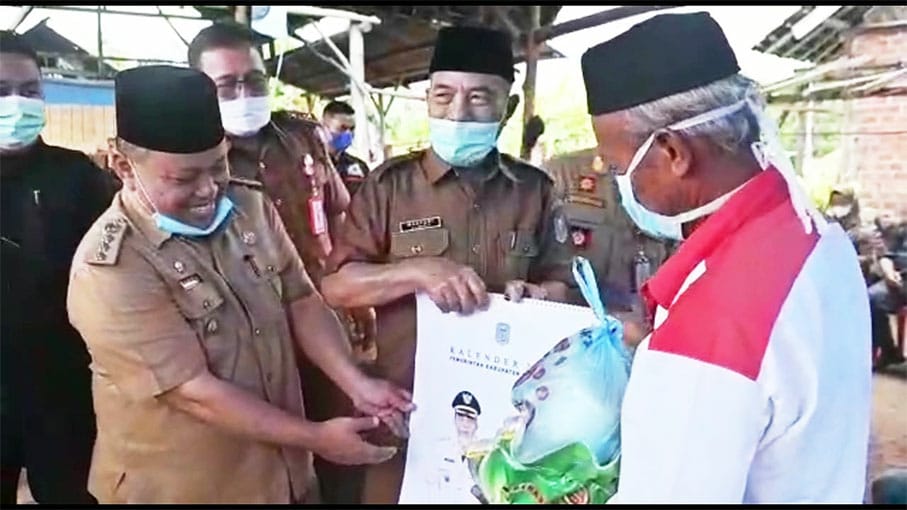 Bupati Mashuri dan pengrajin batu bata di Merangin