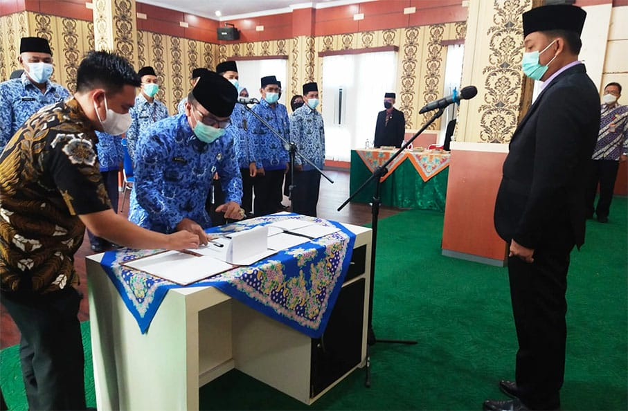 Sekda Fajarman saat melantikan pejabat eselon III dan IV Pemkab Merangin