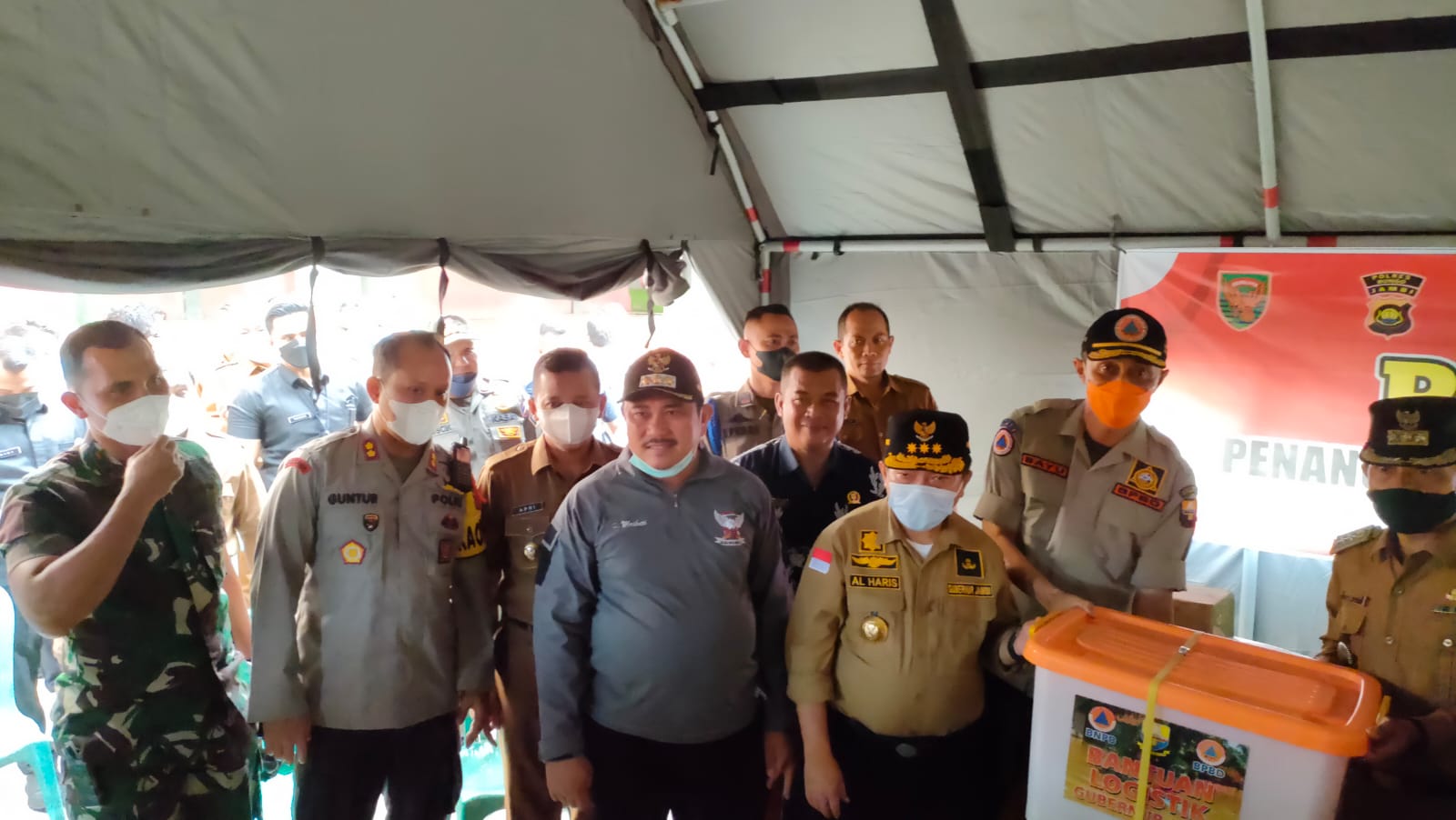 Gubernur Al Haris saat kunjungi dapur umum Banjir di Bungo