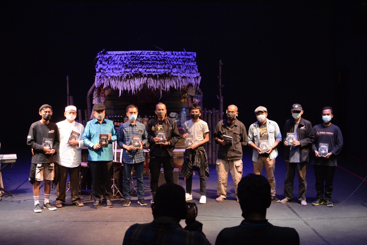 Teater Tonggak saat aksi galang dana untuk Semeru di Taman Budaya Jambi
