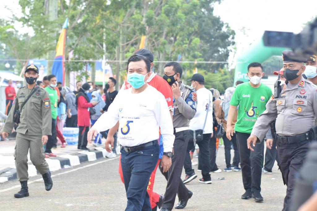 Gubernur Al Haris saat jalan santai bersama masyarakat memeriahkan HUT ke 65 Jambi