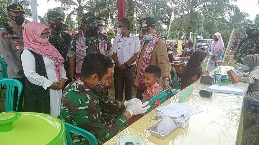 Bupati Mashuri saat dampingi Danrem 042/GAPU tinjau vaksinasi anak