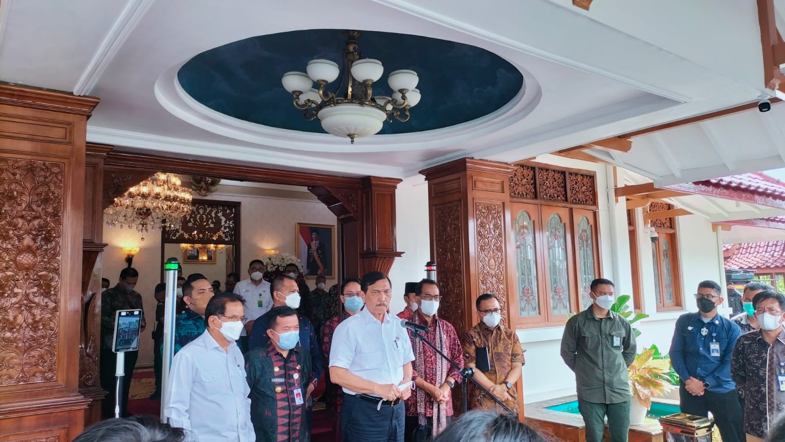 Menteri Luhut saat berikan keterangan pers di Rumdis Gubernur Jambi