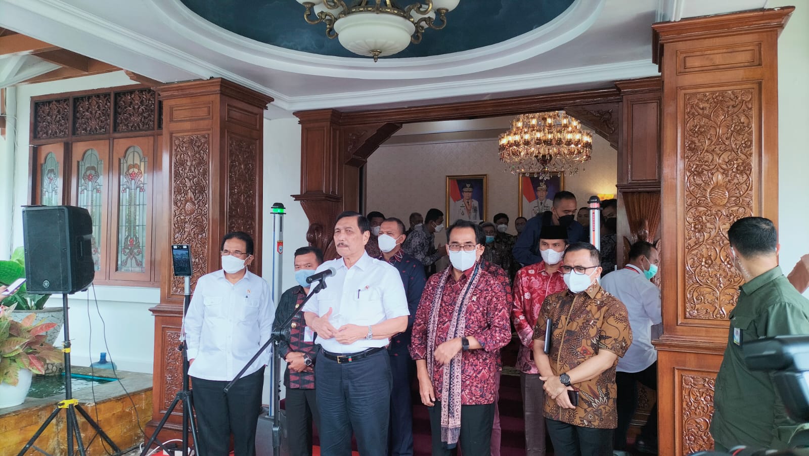 Menteri Luhut saat berikan keterangan pers usai Rakor bersama dengan Gubernur Jambi