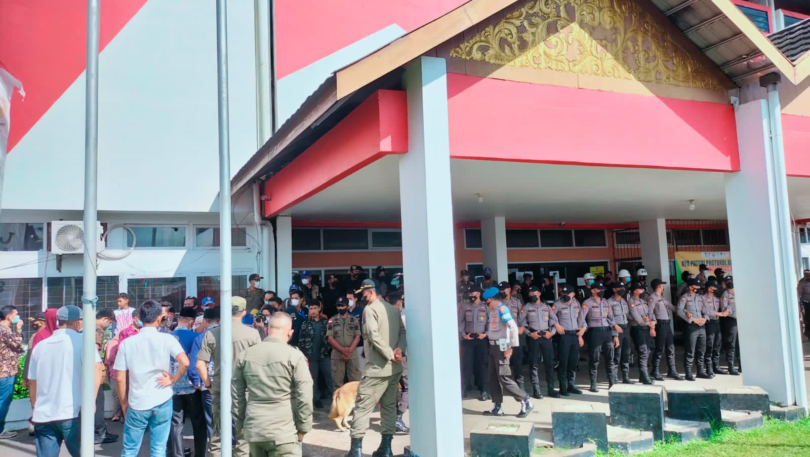 Pengamanan ketat pintu utama Stadion Tri Lomba Juang KONI Jambi