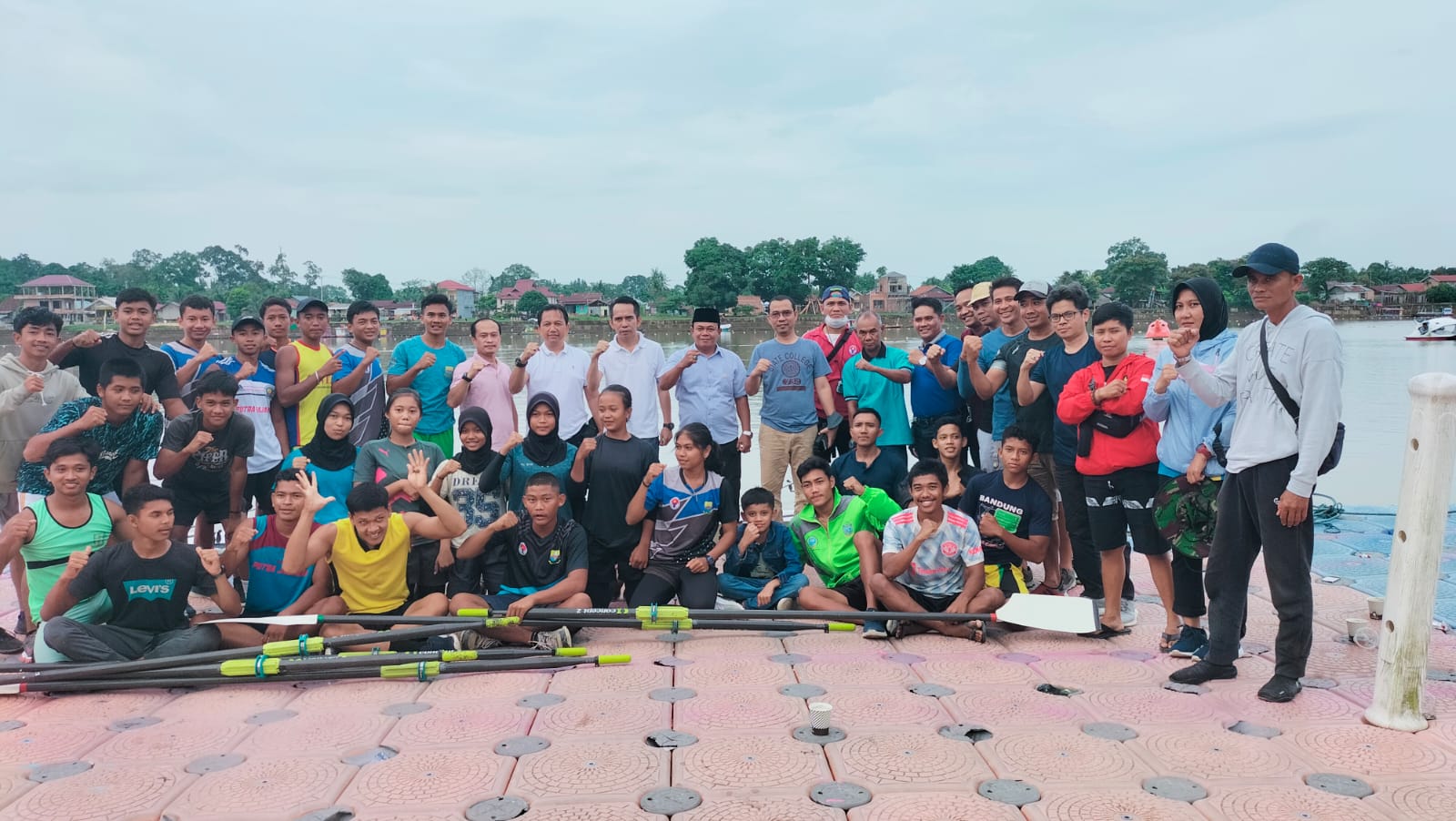 Ketum Hasan Mabruri bersama pengurus dan atlet PODSI Jambi