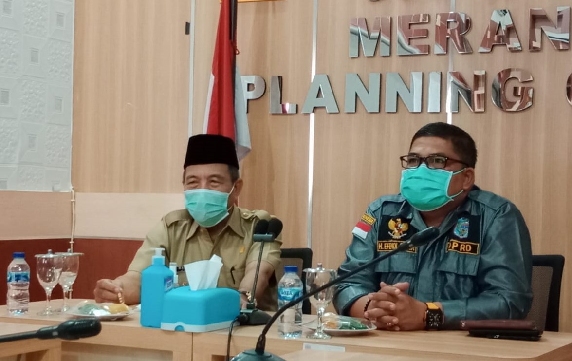 Bupati Mashuri (kiri) dan Herman Effendi