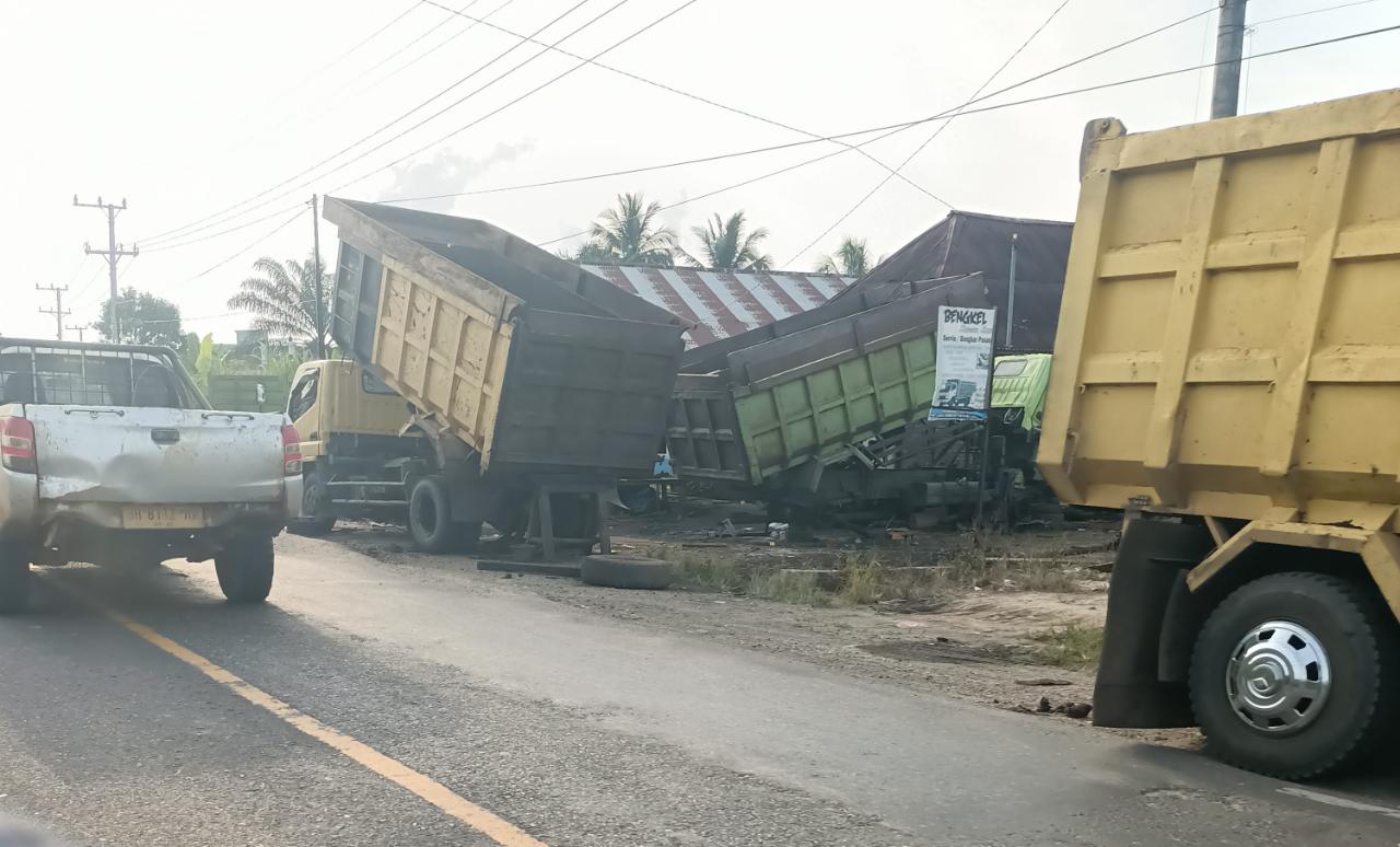 Truk batu bara saat parkir di luar jalur dua Muara Bulian
