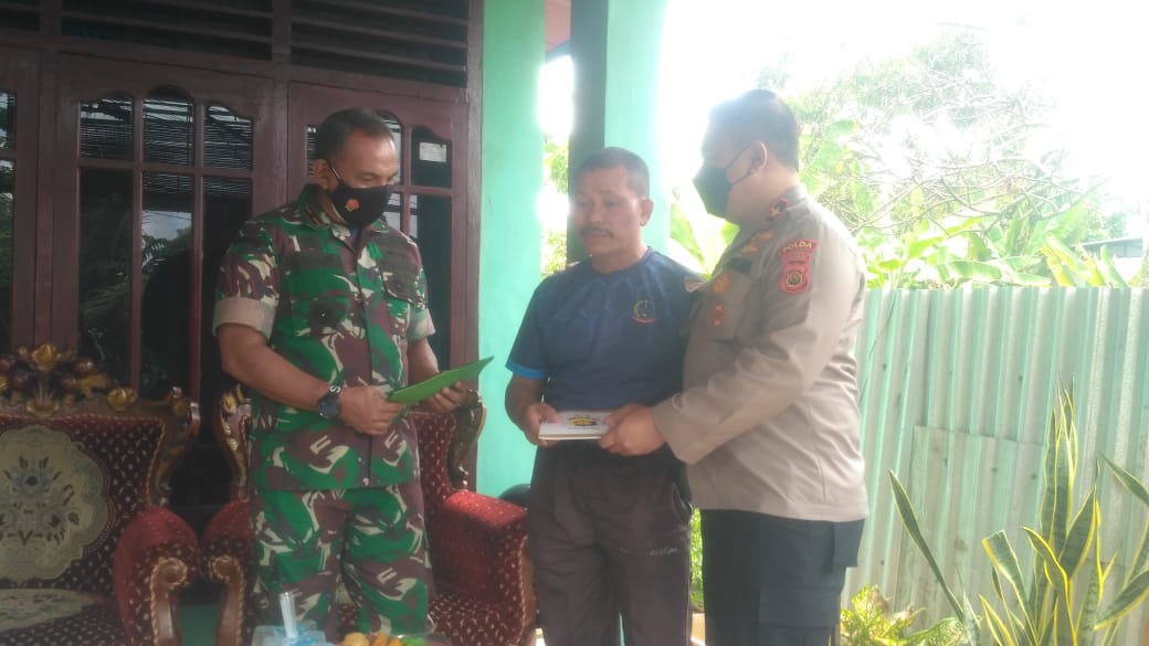 Danrem Jambi, Brigjen TNI M. Zulkifli saat berada di kediaman almarhum Pratu Tuppal