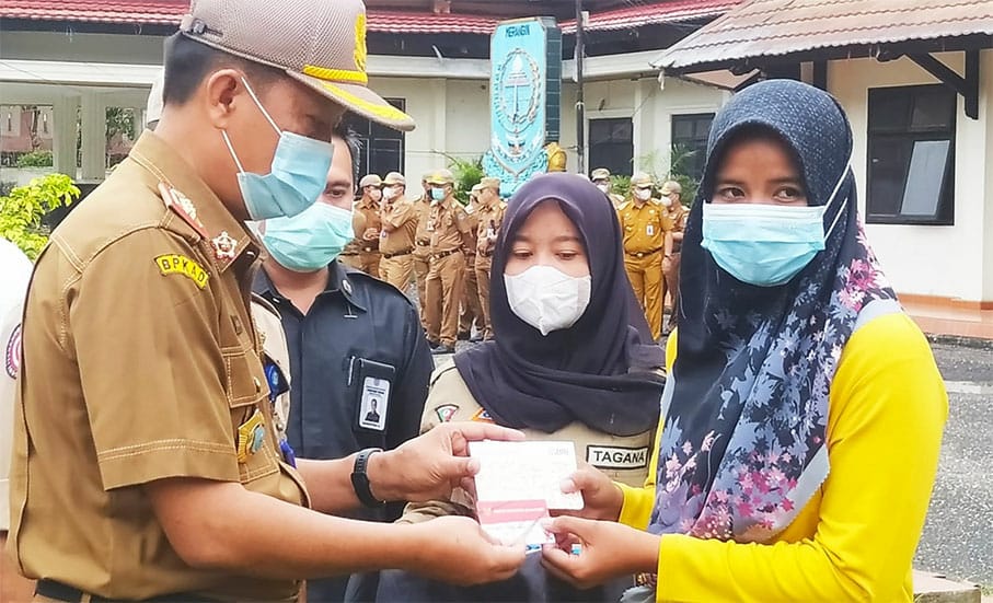 Sekda Fajarman saat salurkan PKH secara simbolis 