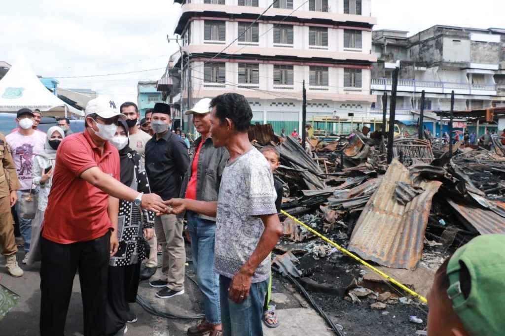 Bupati Anwar Sadat saat kunjungi korban kebakaran di Parit 1 Kuala Tungkal 