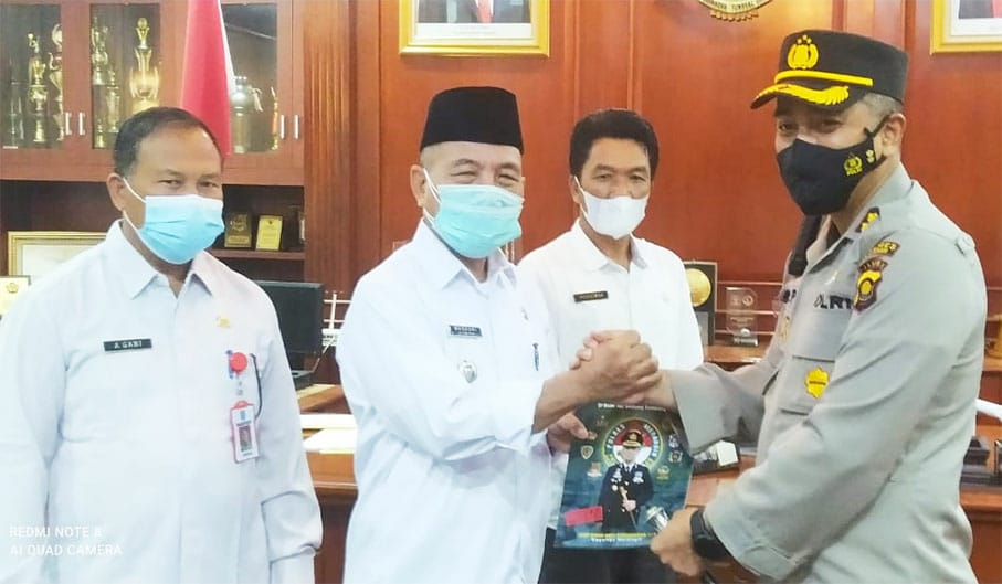 Mashuri saat terima buku dari AKBP Irwan Andy 