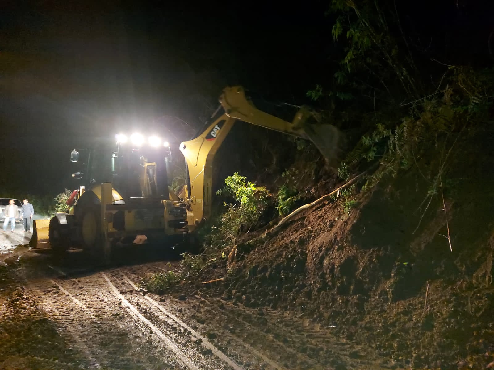 Pengerjaan pembersihan jalan akibat longsor