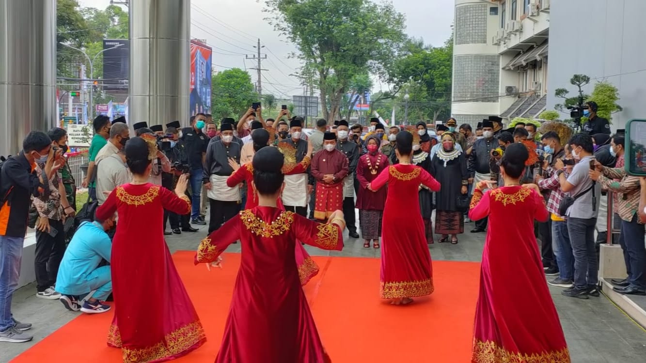 Gubernur Al Haris didampingi Wagub Abdullah Sani saat tiba di Gedung Mahligai 9