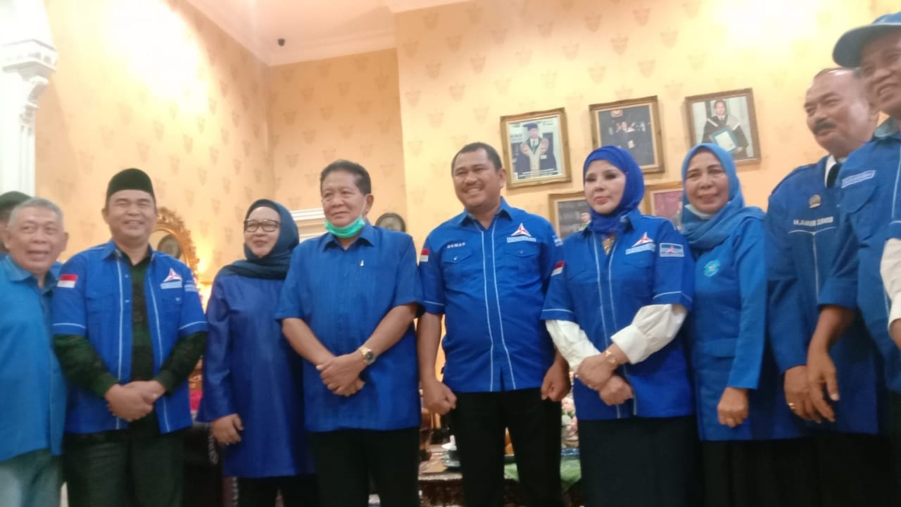 Mashuri (tengah) saat perkenalkan 5 tokoh yang beru bergabung ke Demokrat Jambi 