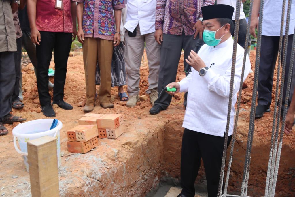 Gubernur Al Haris saat peletakan batu pertama pembangunan Masjid Al Azhar