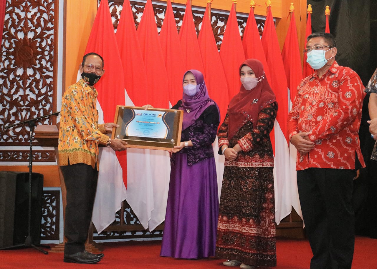 Hesti Haris saat terima Anugerah Tokoh Wanita Insfiratif PWI Jambi Awards 2022