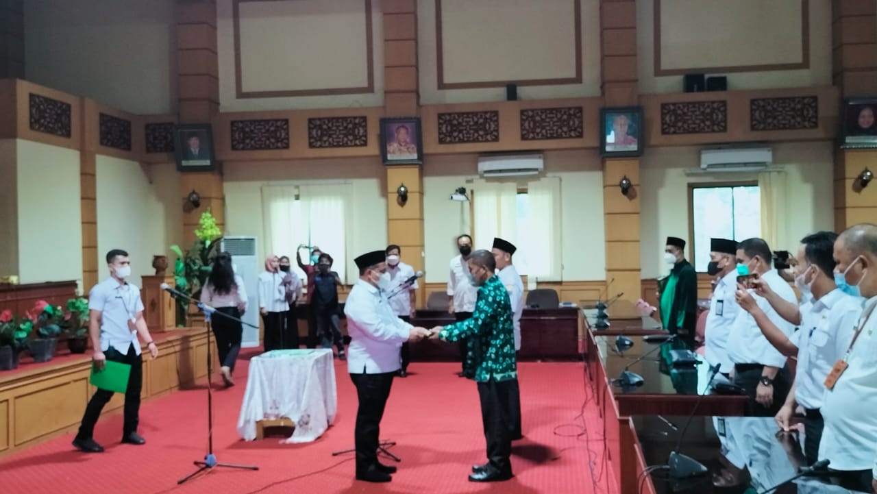 Penyerahan surat tugas Adi Triono sebagai Plt Kepala Sekolah SMA Titian Teras 