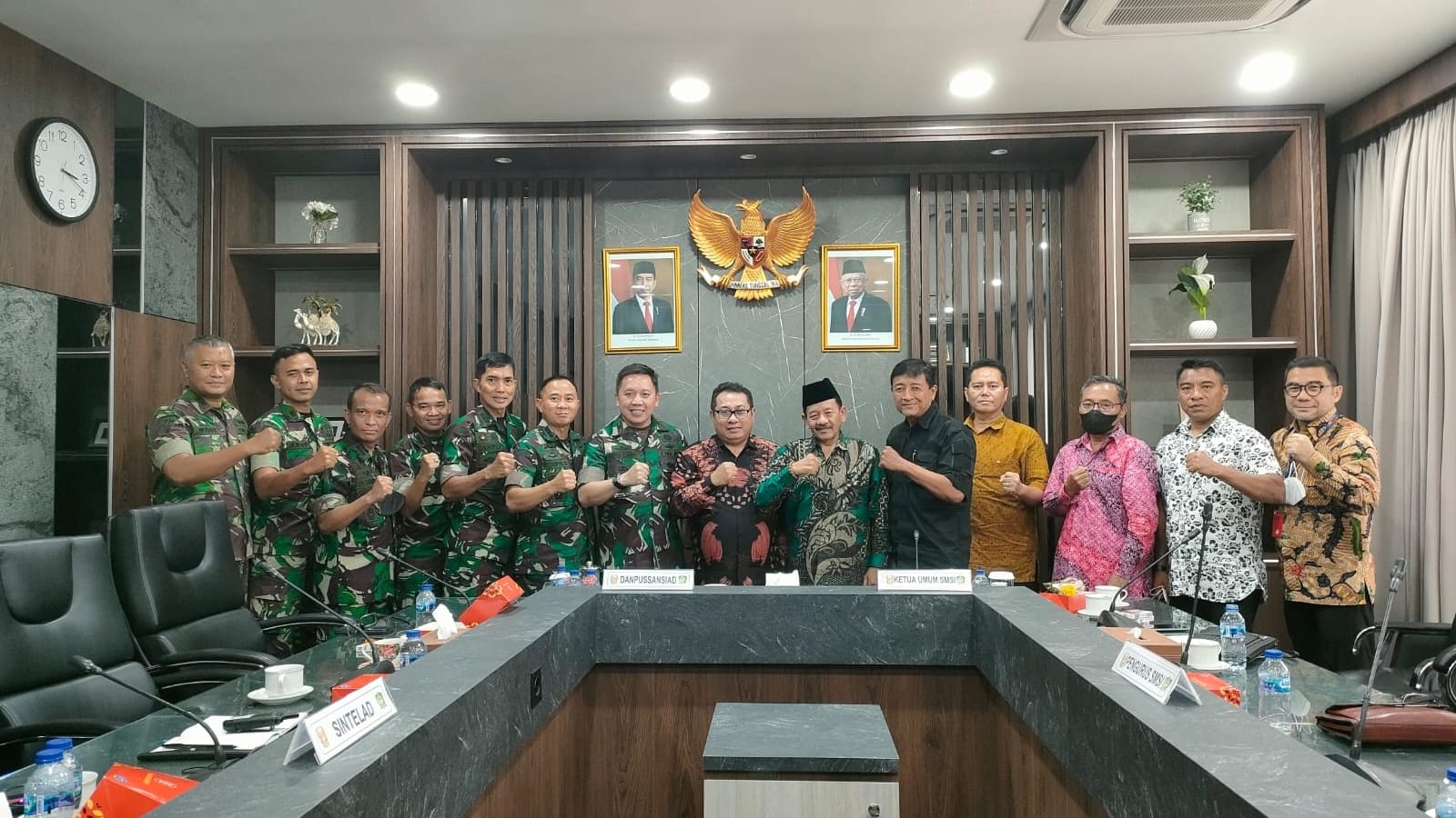 Rapat terbatas pusat sandi dan siber TNI AD dan SMSI