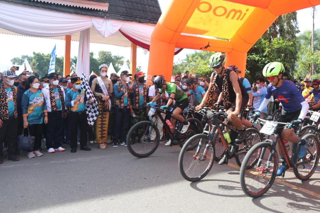 Gubernur Al Haris saat melepas secara langsung Kerintji Mountain Bike Grand Fondo